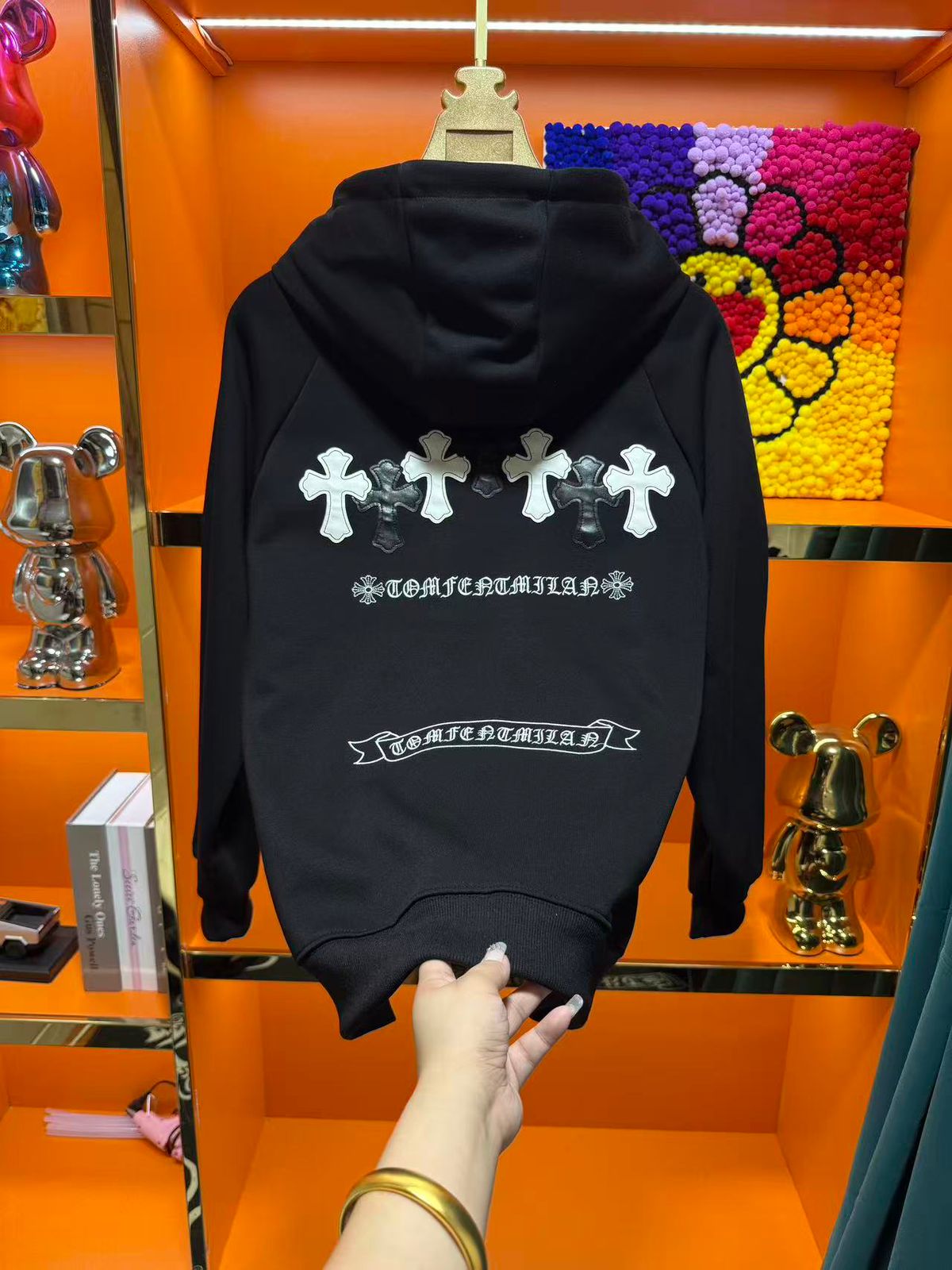 IMPORTED HOODIE- SET OF 8 PCS ( L XL XXL ) x 1350 ( WHITE AND BLACK )