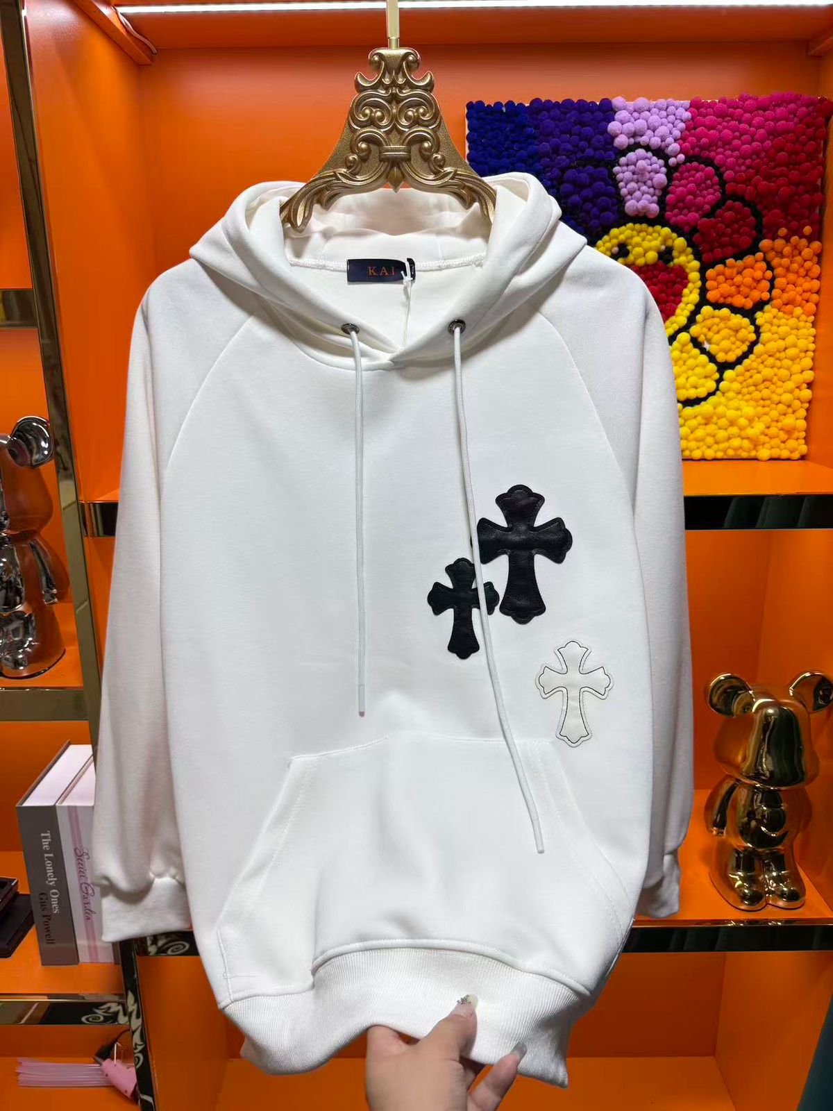 IMPORTED HOODIE- SET OF 8 PCS ( L XL XXL ) x 1350 ( WHITE AND BLACK )